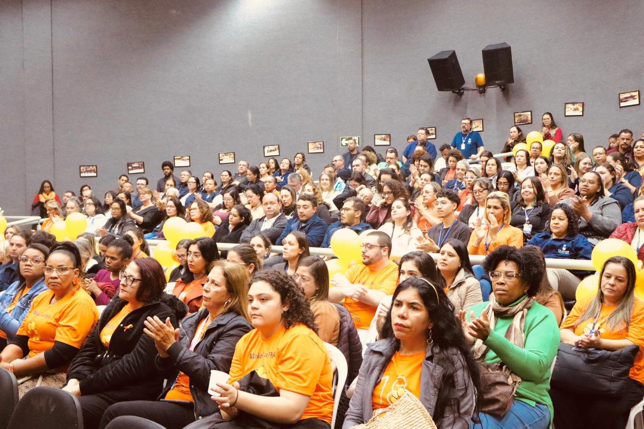 Galeria da notícia: Escola do Legislativo participa de ação sobre a campanha Maio Laranja
